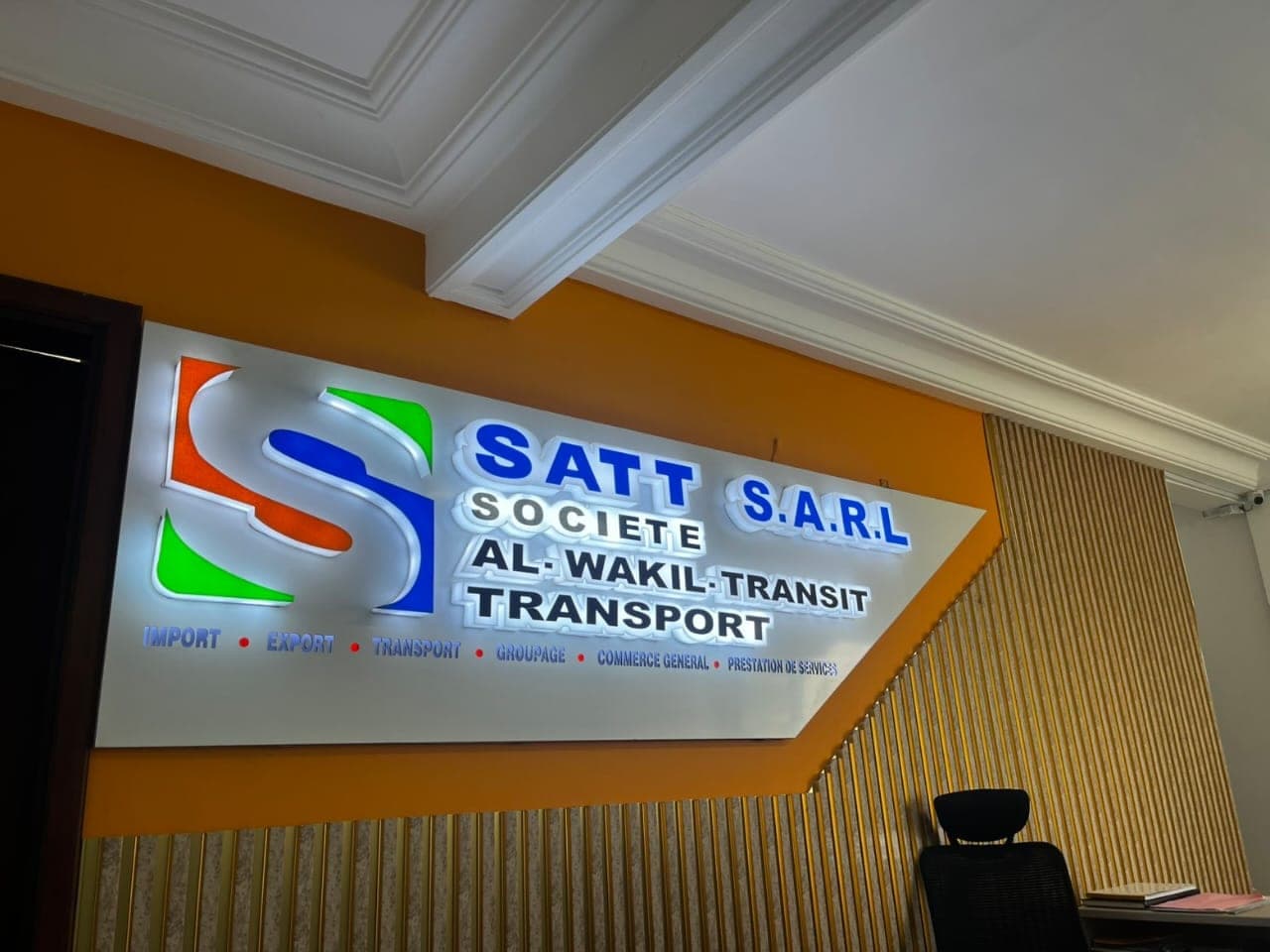 Enseigne lumineuse SATT SARL dans nos bureaux